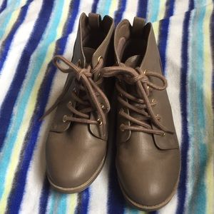 SO Harvest Taupe Ankle Boots 6 Med